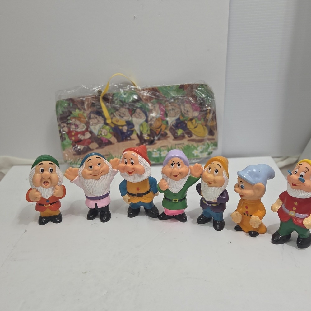Disney Seven Dwarfs Squeaky Vinyl Plastic Figures Toys Set In carry bag w/Scene